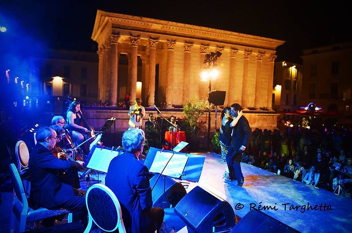 Hakim et Sophie dansant devant la Maison Carrée, Nîmes